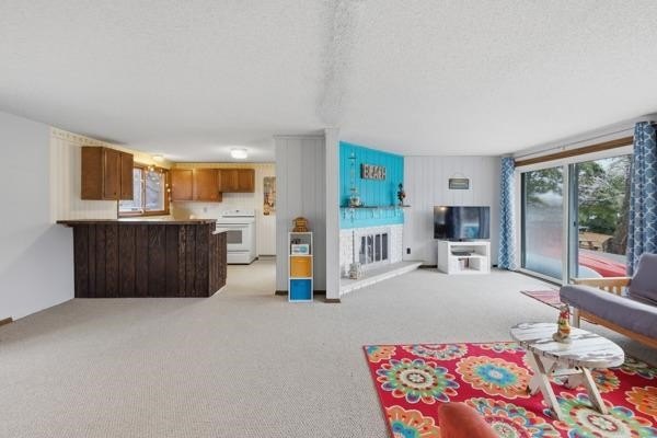 Welcome to this beautiful 3-bedroom waterfront ranch on Lake - photo 23