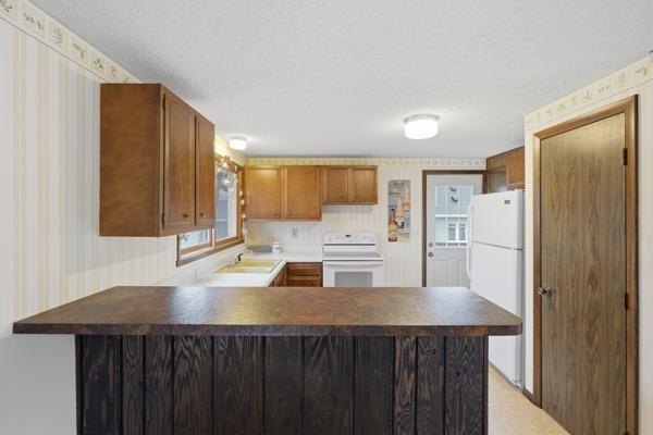 Welcome to this beautiful 3-bedroom waterfront ranch on Lake - photo 27