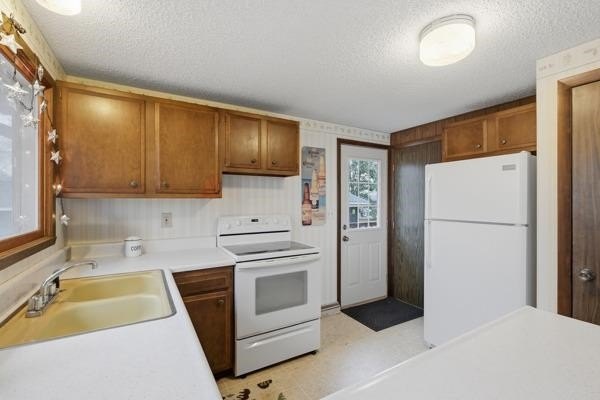 Welcome to this beautiful 3-bedroom waterfront ranch on Lake - photo 28