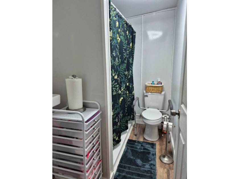 MOTIVATED SELLER! 2-Bedrooms and 2- bathrooms Located in a quiet - photo 11