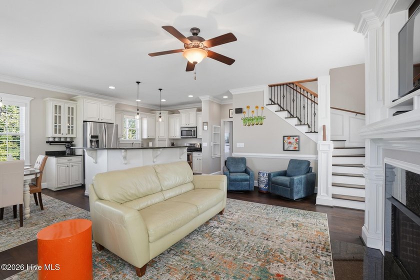 Discover this exceptional custom-built cottage-style retreat - photo 3