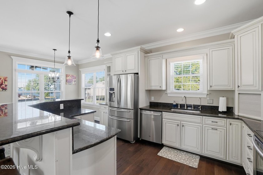 Discover this exceptional custom-built cottage-style retreat - photo 9