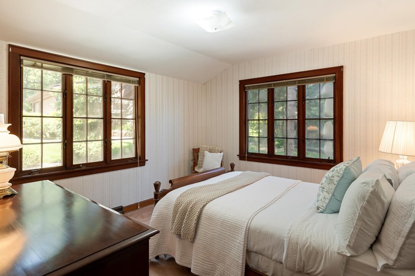 Classic lakefront architecture and timeless craftsmanship define - photo 23