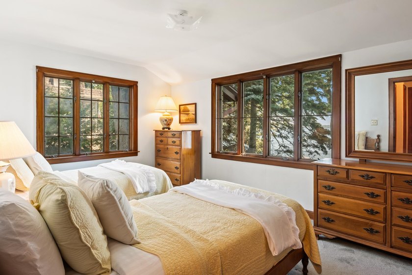 Classic lakefront architecture and timeless craftsmanship define - photo 25