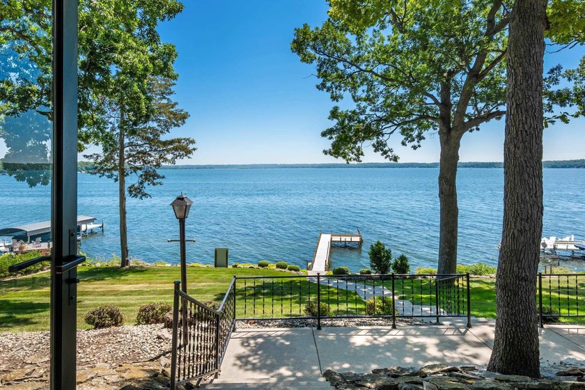 Classic lakefront architecture and timeless craftsmanship define - photo 30