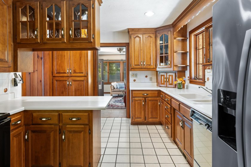 Classic lakefront architecture and timeless craftsmanship define - photo 31