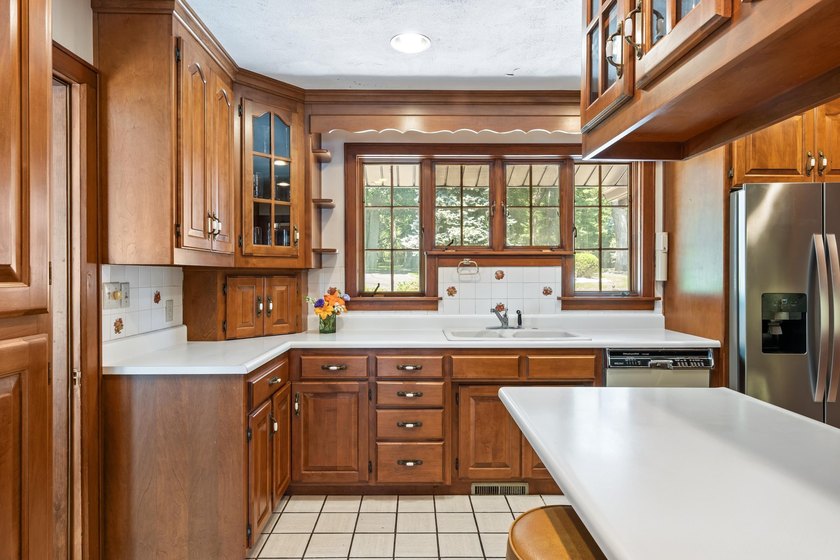 Classic lakefront architecture and timeless craftsmanship define - photo 33