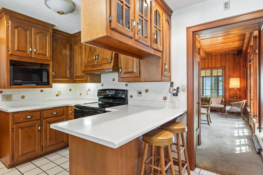 Classic lakefront architecture and timeless craftsmanship define - photo 34