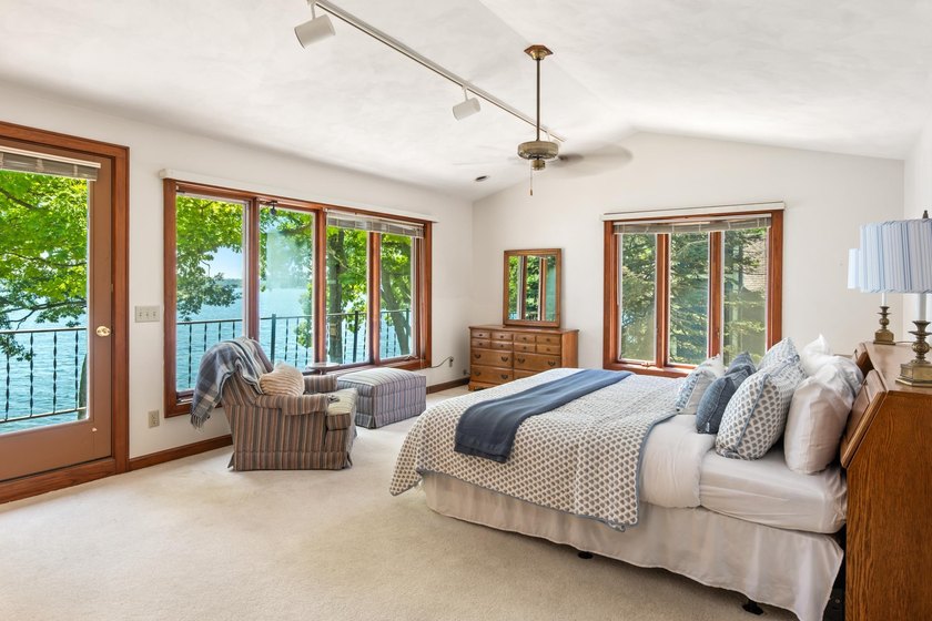 Classic lakefront architecture and timeless craftsmanship define - photo 38