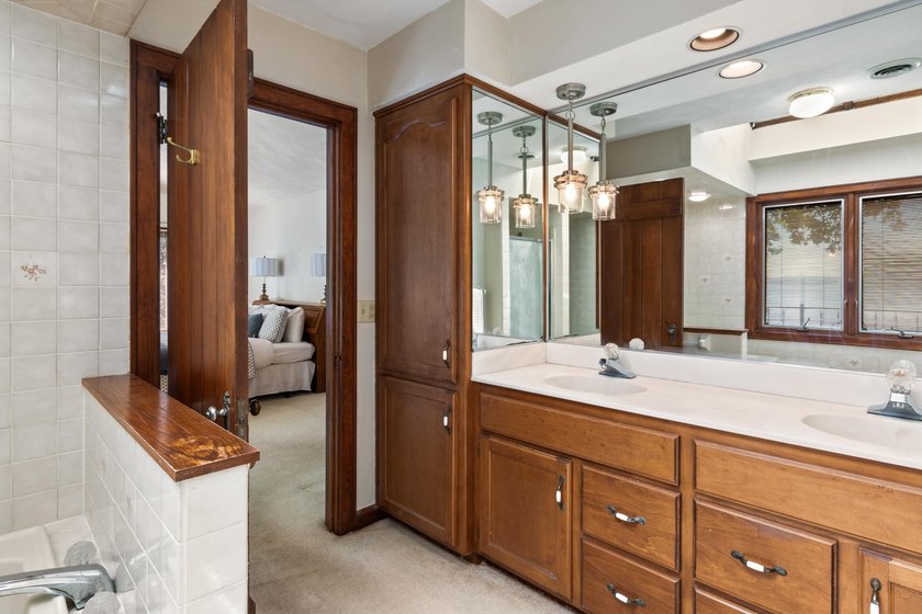 Classic lakefront architecture and timeless craftsmanship define - photo 41