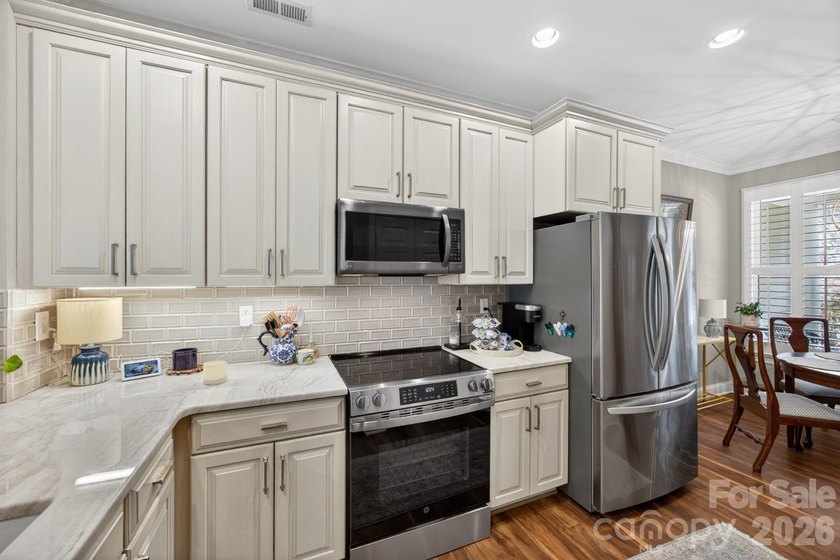 Live a carefree lifestyle with resort style amenities right here - photo 4