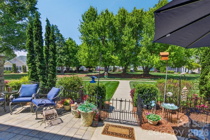 Live a carefree lifestyle with resort style amenities right here - photo 10