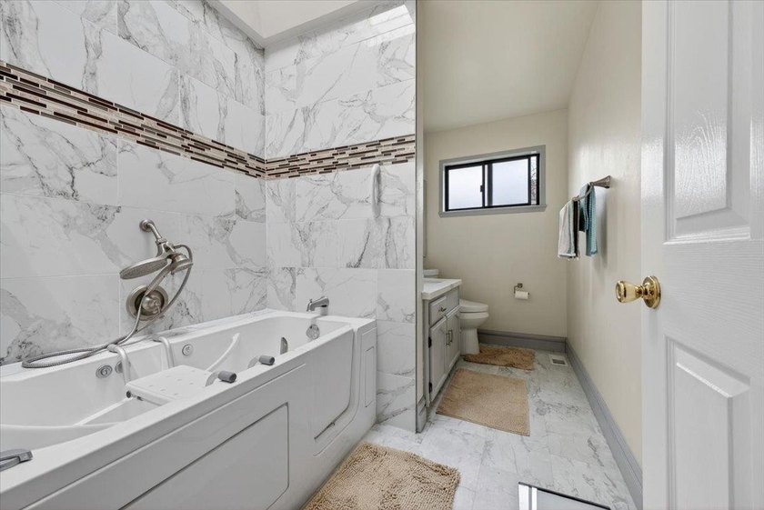 Located in Salinas, this 3-bedroom, 2-bathroom home offers 1,570 - photo 15