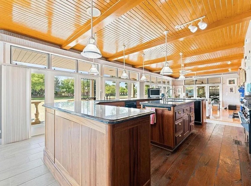Pinnacle of Lakeridge Living: A Masterpiece on the 17th Fairway! - photo 11