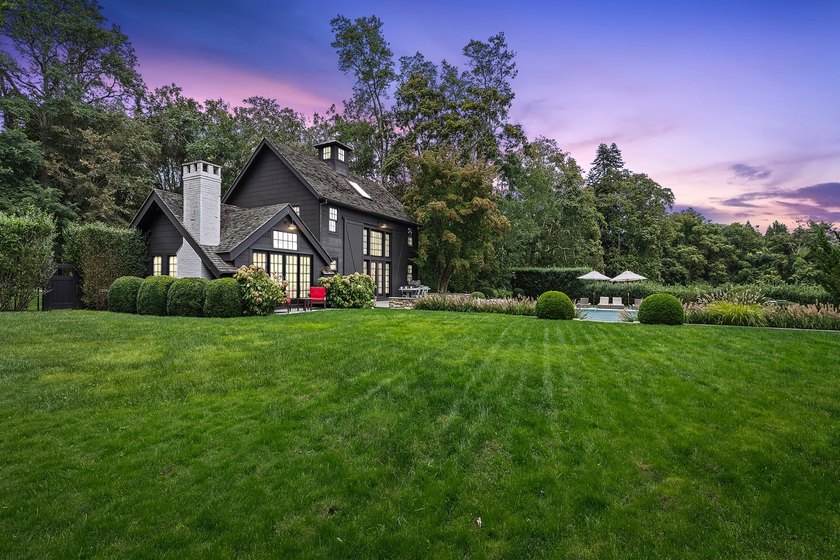 Experience the ultimate of refined living in this beautifully - photo 2