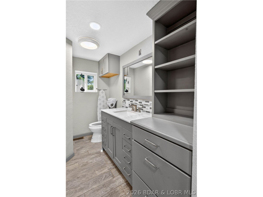 Lakefront, beautifully remodeled property, perfectly positioned - photo 11