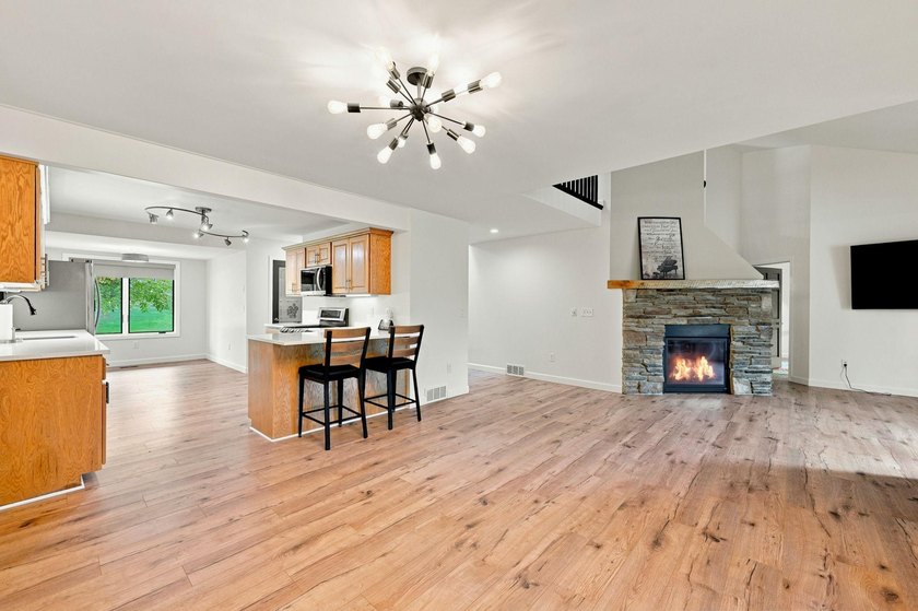 Immaculately maintained two-story end unit in demand Plymouth - photo 14