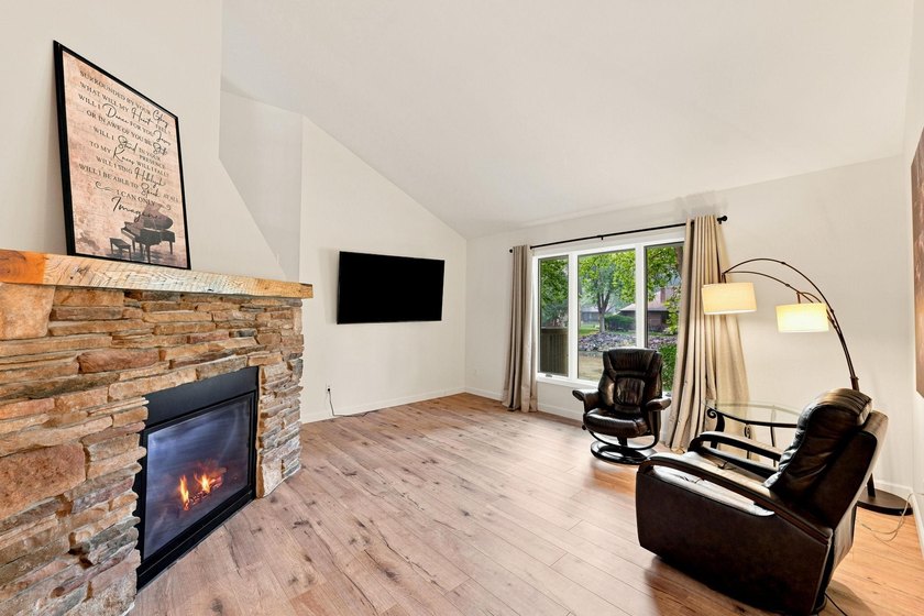 Immaculately maintained two-story end unit in demand Plymouth - photo 15