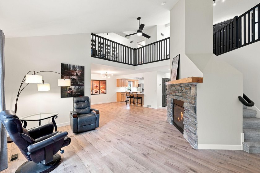 Immaculately maintained two-story end unit in demand Plymouth - photo 16
