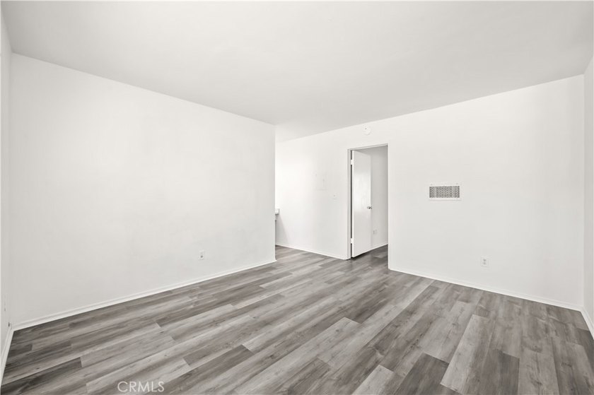 Welcome to this beautifully updated top-floor 1-bedroom, 1-bath - photo 18