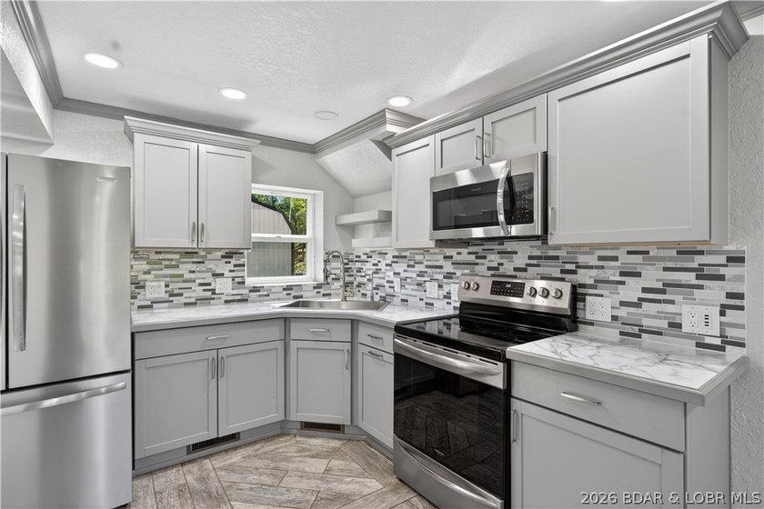 Lakefront, beautifully remodeled property, perfectly positioned - photo 21