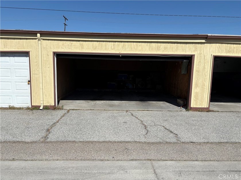 Welcome to this beautifully updated top-floor 1-bedroom, 1-bath - photo 27
