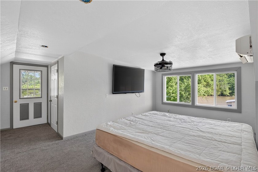 Lakefront, beautifully remodeled property, perfectly positioned - photo 28