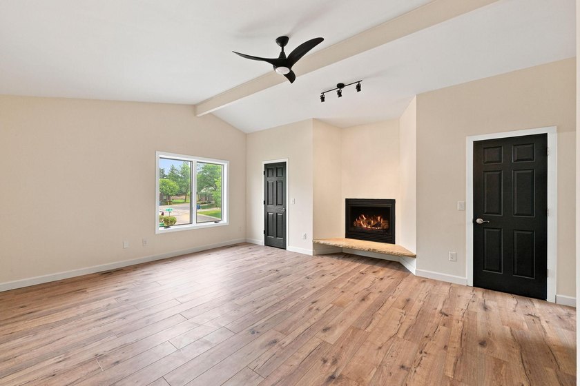Immaculately maintained two-story end unit in demand Plymouth - photo 28