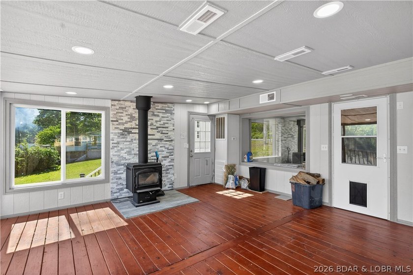 Lakefront, beautifully remodeled property, perfectly positioned - photo 36