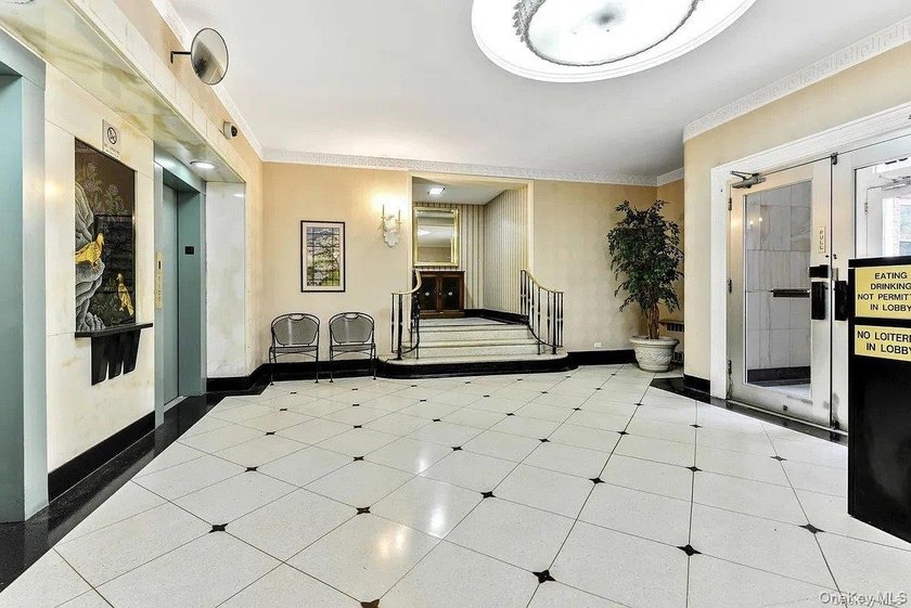 Thoughtfully Renovated Junior 4/2 Bedroom at The Gregory House - photo 3