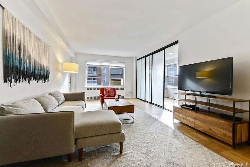Thoughtfully Renovated Junior 4/2 Bedroom at The Gregory House - photo 8