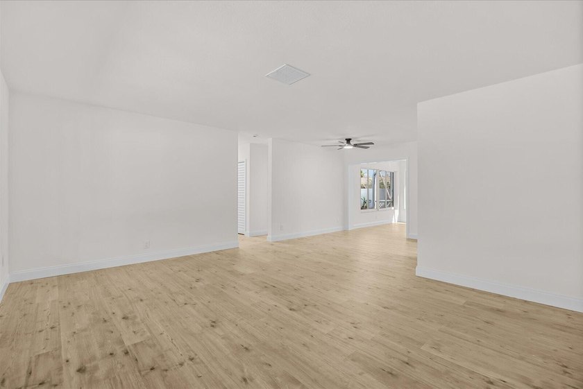 Showings must be scheduled with Showingtime. Exquisite 3-bedroom - photo 13