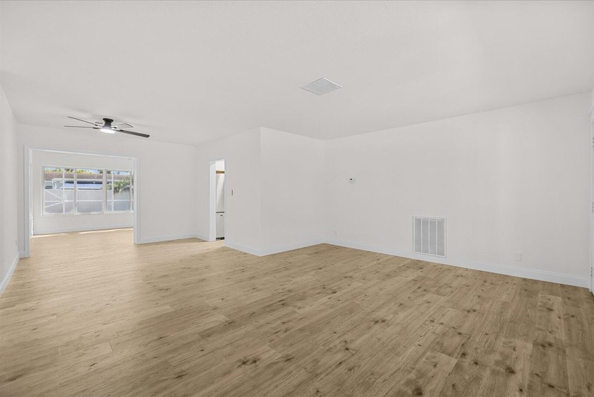 Showings must be scheduled with Showingtime. Exquisite 3-bedroom - photo 14