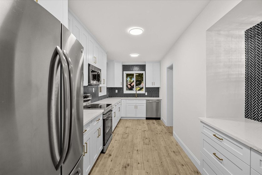 Showings must be scheduled with Showingtime. Exquisite 3-bedroom - photo 16