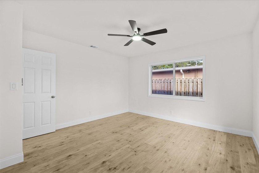 Showings must be scheduled with Showingtime. Exquisite 3-bedroom - photo 25