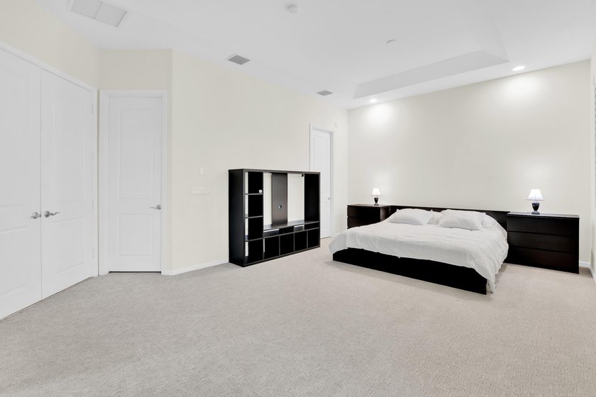 Sought-after corner/end-unit townhome with an enviable location - photo 22