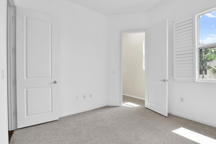 Sought-after corner/end-unit townhome with an enviable location - photo 40