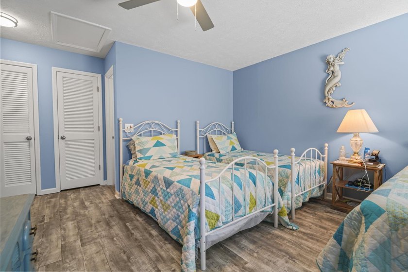 3 BLOCKS TO THE BEACH! Nestled in Wildwood Oaks, this townhouse - photo 13