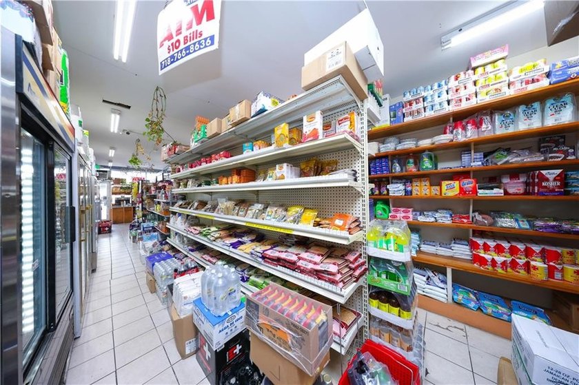 Welcome to this well-positioned mixed-use investment property in - photo 11