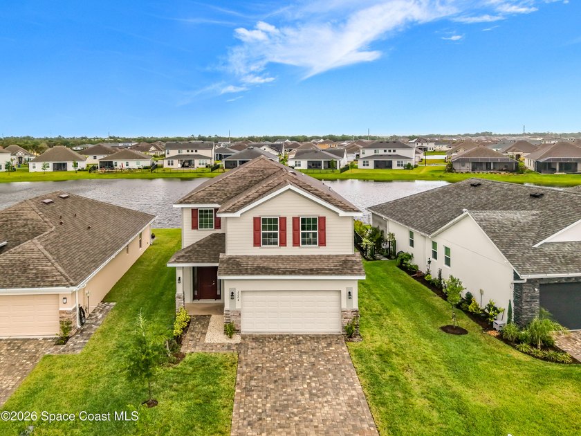 Beautiful basically New Home with great water views. High - photo 2