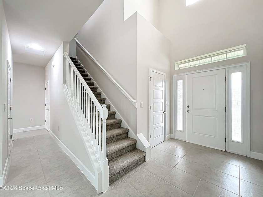 Beautiful basically New Home with great water views. High - photo 6