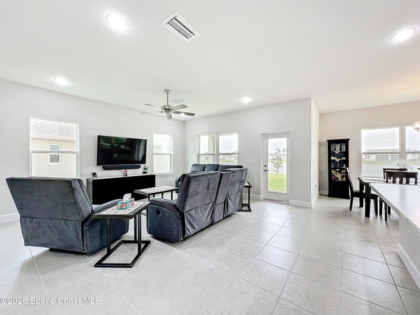 Beautiful basically New Home with great water views. High - photo 7