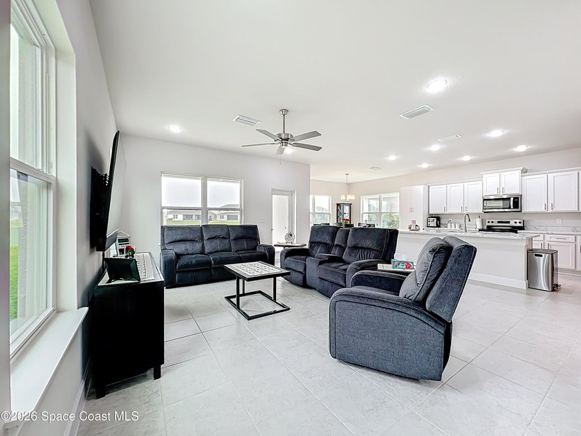 Beautiful basically New Home with great water views. High - photo 8