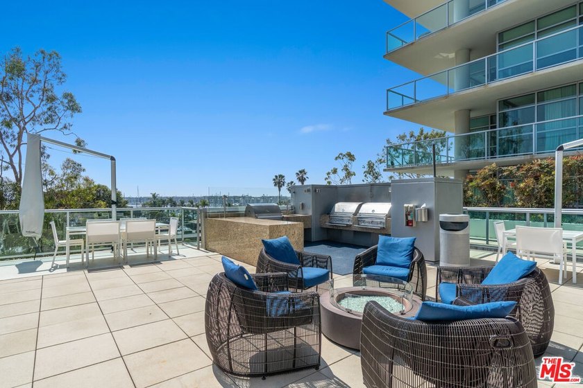 Welcome to luxury high-rise living at the Azzurra. This - photo 13