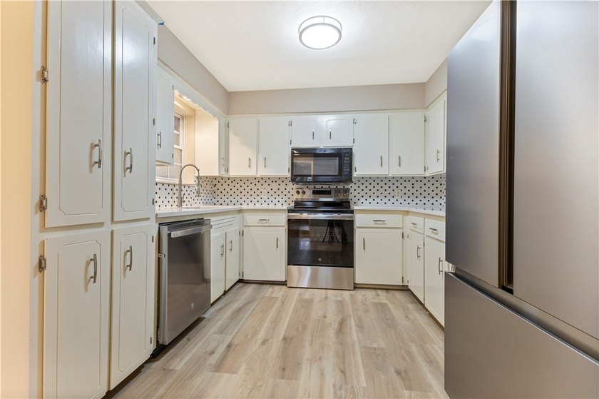 Welcome to this beautiful home with 4 bedrooms and 3 full - photo 19