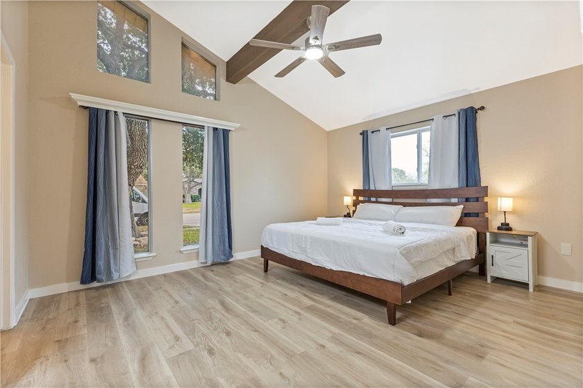 Welcome to this beautiful home with 4 bedrooms and 3 full - photo 21