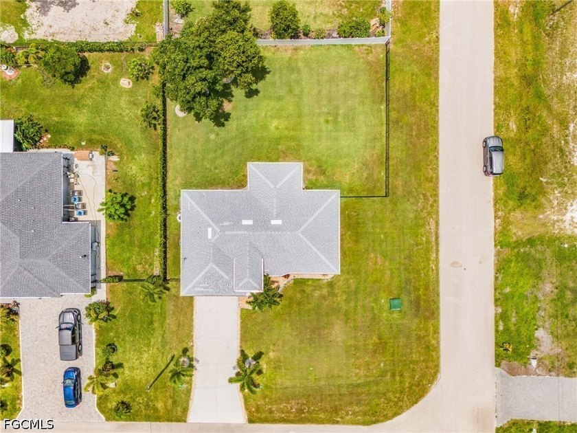 Impeccably maintained 3-bedroom, 2-bath home with a 2-car garage - photo 25