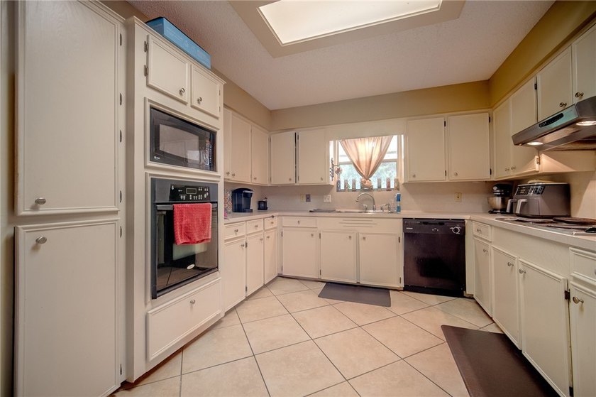 Look at this beautifully maintained all brick home in desirable - photo 4