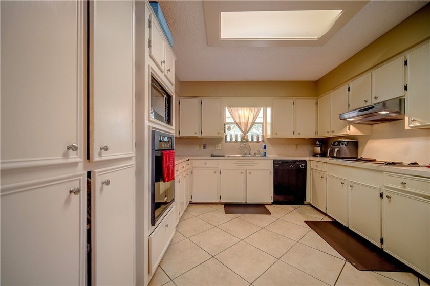 Look at this beautifully maintained all brick home in desirable - photo 5