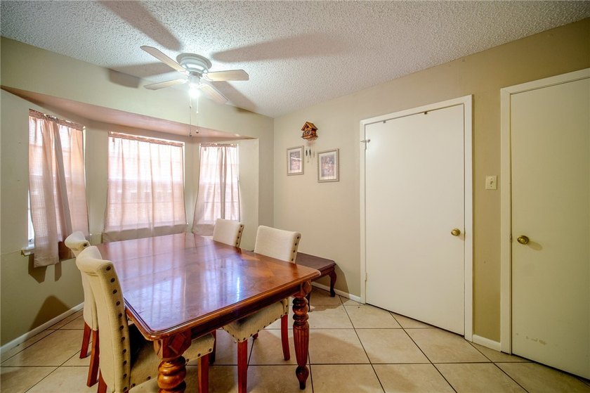 Look at this beautifully maintained all brick home in desirable - photo 6